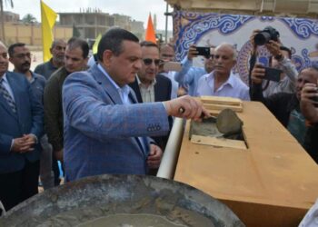 وزير التنمية المحلية يضع حجر أساس مركز خدمات مصر بالعريش