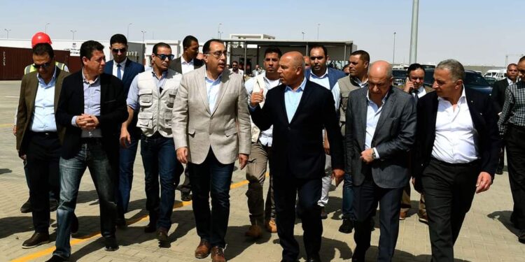 رئيس الوزراء يتفقد ميناء السادس من أكتوبر الجاف