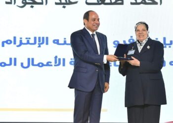 السيسي يكرم عدد من العمال والنقابيين فى عيد العمال