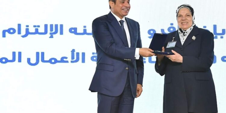 السيسي يكرم عدد من العمال والنقابيين فى عيد العمال