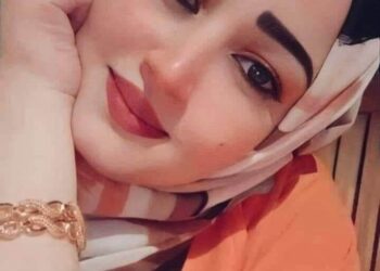 أأعذِر قلبي ، وهْوَ لي غير عــــاذِرٍ..؟!