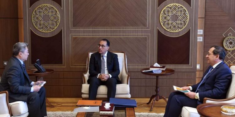 رئيس الوزراء يستعرض مع أباتشي العالميه استثماراتها في مصر
