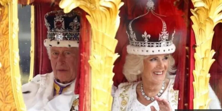 الملك تشارلز الثالث في حفل تتويج تاريخي