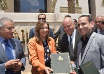 وزيرة الثقافة ومحافظ قنا ومدير صندوق مكتبات مصر يطلقون المكتبات المتنقلة