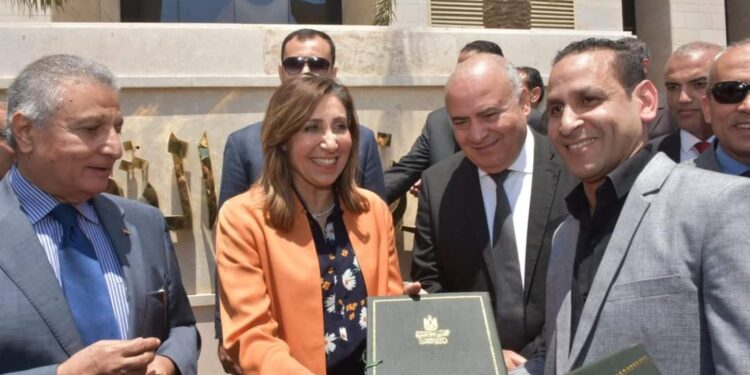 وزيرة الثقافة ومحافظ قنا ومدير صندوق مكتبات مصر يطلقون المكتبات المتنقلة