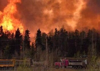 إجلاء 25 ألفا من سكان ألبرتا الكندية جراء حرائق غابات