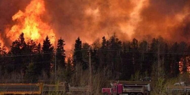 إجلاء 25 ألفا من سكان ألبرتا الكندية جراء حرائق غابات