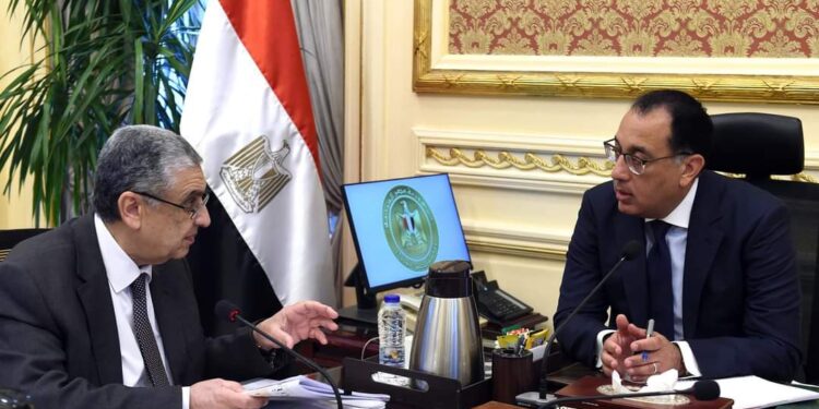 رئيس الوزراء يتابع مع وزير الكهرباء عددا من ملفات عمل الوزارة