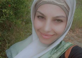 غرباء يفرون بشِعرهم …