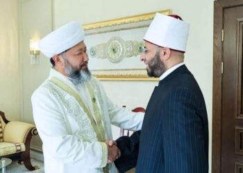 مفتي كازاخستان يهدي الأزهري زي  الشابان التقليدي