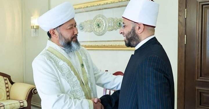 مفتي كازاخستان يهدي الأزهري زي الشابان التقليدي
