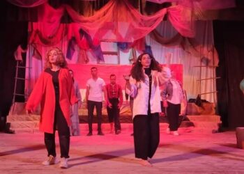 الصراع الطبقي في العرض المسرحي “تحت الترابيزة” بثقافة طور سيناء