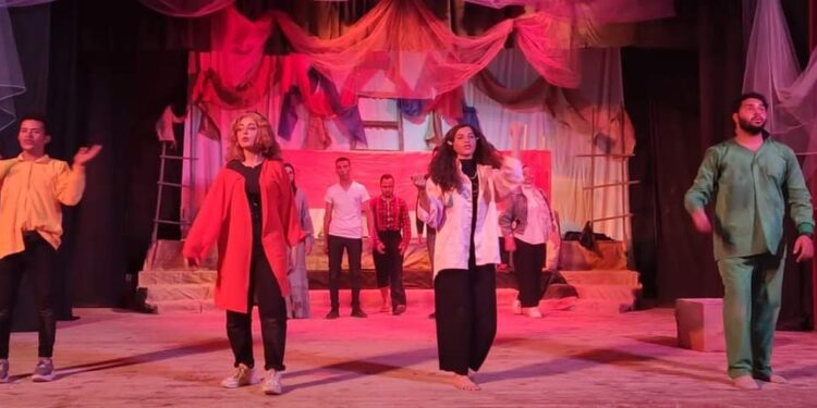 الصراع الطبقي في العرض المسرحي “تحت الترابيزة” بثقافة طور سيناء