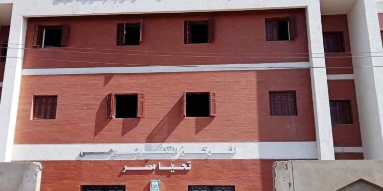 ضمن مبادرة ” حياة كريمة ” .. محافظ أسوان يتابع معدلات الإنجاز بالمشروعات الجارية