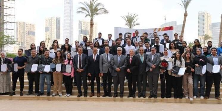 وزير التعليم العالي يشهد حفل تسليم منحة التميز الأكاديمي لطلاب الجامعة الألمانية