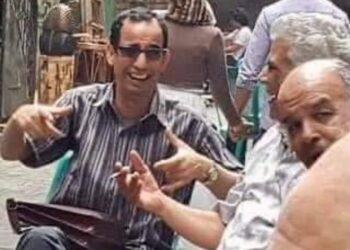 صورة نصف مرحة، بمقهى زهرة البُستان …