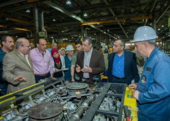 “وزير الدولة للإنتاج الحربي” يفاجيء قيادات وعمال “إنتاج وإصلاح المدرعات” بجولة تفقدية