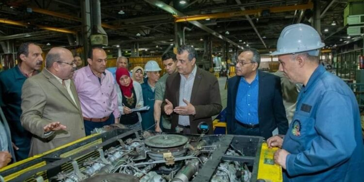 “وزير الدولة للإنتاج الحربي” يفاجيء قيادات وعمال “إنتاج وإصلاح المدرعات” بجولة تفقدية