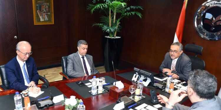 تعاون مصري ياباني لتوطين صناعة السيارات في مصر