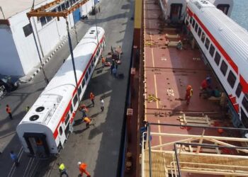 وصول 15 عربة ثالثة مكيفة جديدة إلى ميناء الإسكندرية قادمة من المجر