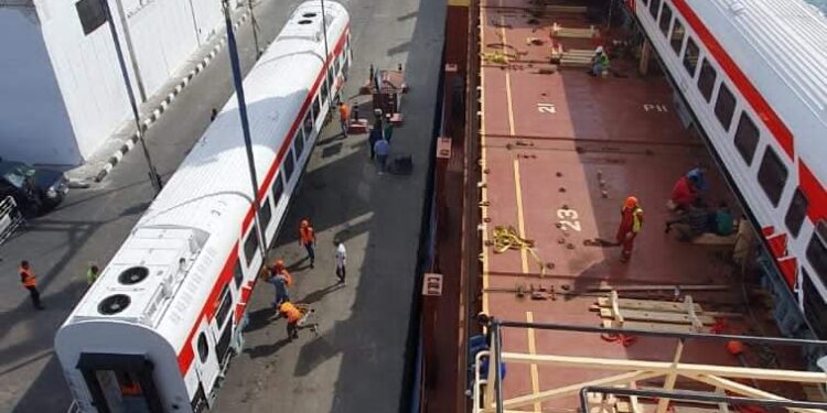 وصول 15 عربة ثالثة مكيفة جديدة إلى ميناء الإسكندرية قادمة من المجر