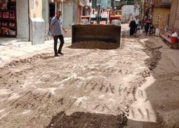 الوحدة المحلية لمدينة أرمنت تواصل عمليات النظافة والتجميل  بالمركز .