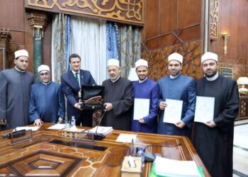 شيخ الأزهر يكرم المركز العالمي للفتوى الإلكترونية