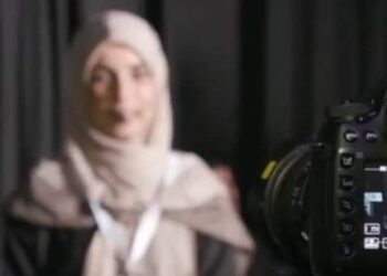 دربٌ يشقُّ جهاتهِ بينَ الورودْ