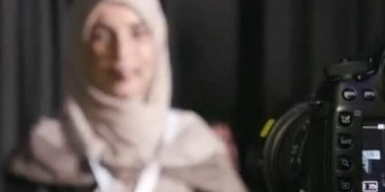 دربٌ يشقُّ جهاتهِ بينَ الورودْ