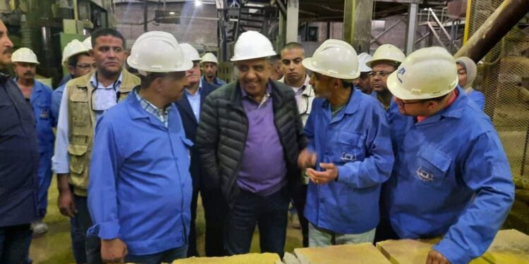وزير قطاع الأعمال العام يتفقد مصانع شركة الإسكندرية للحراريات