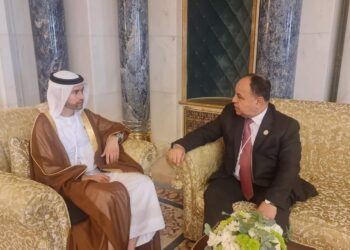 وزير المالية..يلتقي بنظيرة بدولة الإمارات