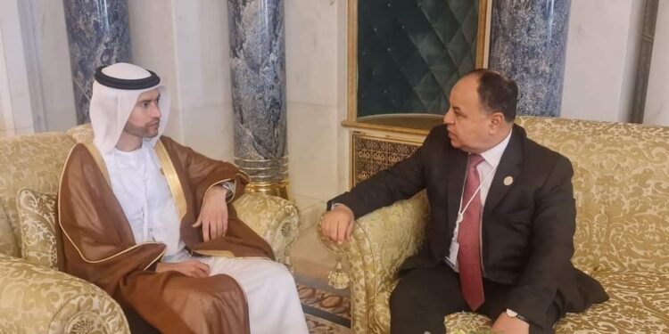 وزير المالية..يلتقي بنظيرة بدولة الإمارات