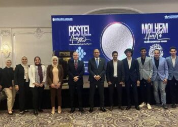 رئيس جامعة حلوان يحصل على جائزة “ملهم” من اتحاد رواد الأعمال العرب