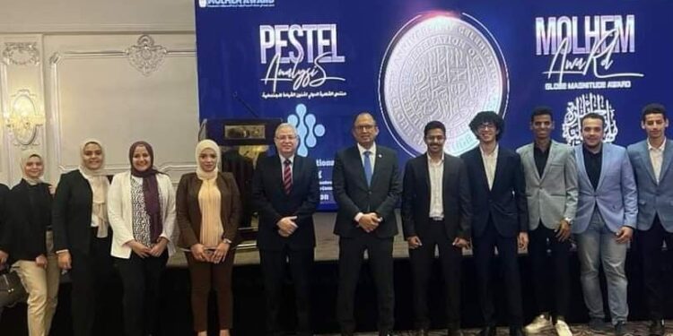 رئيس جامعة حلوان يحصل على جائزة “ملهم” من اتحاد رواد الأعمال العرب