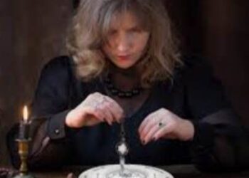 بتقول العرافه …