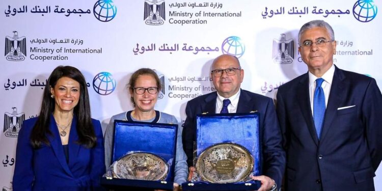 وزيرة التعاون الدولي تُكرم المدير القطري للبنك الدولي