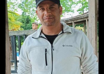 جميلة وكأنها أنثى من عالم شبه خرافي ..