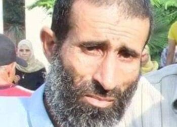 خَمسٌ وسَبعونَ والآهاتُ تَخنُقنا …