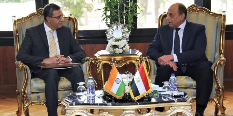 وزير الطيران يلتقي بالسفير الهندي ووفداً من شركة GMR الهندية