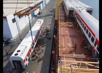 وزير النقل …وصول 15 عربة ثالثة مكيفة جديدة إلى ميناء الإسكندرية قادمة من المجر