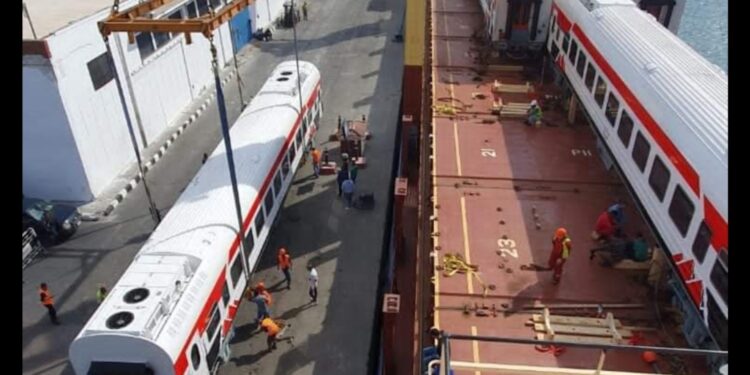 وزير النقل …وصول 15 عربة ثالثة مكيفة جديدة إلى ميناء الإسكندرية قادمة من المجر