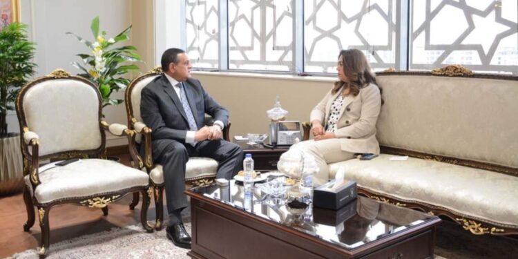 وزير التنمية المحلية يتابع مع محافظ دمياط معدلات توريد القمح