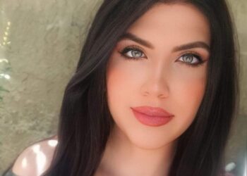 كطفلة مازالت تتعلم  الحبو