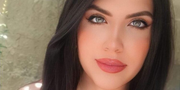 كطفلة مازالت تتعلم  الحبو