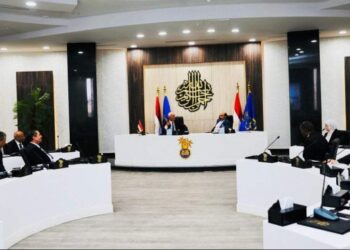 وزير التربية والتعليم يعقد اجتماعًا مع قيادات مديرية التعليم بأسوان