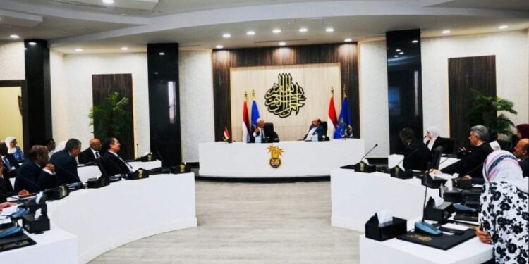 وزير التربية والتعليم يعقد اجتماعًا مع قيادات مديرية التعليم بأسوان