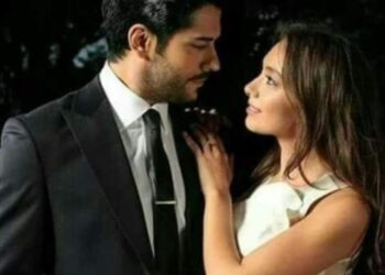 مالتْ على يَدِهَا يدي …