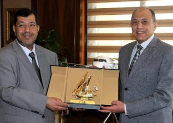 وزير الطيران  يلتقى وفداً  لمجلس أمناء كلية التكنولوجيا بالكويت