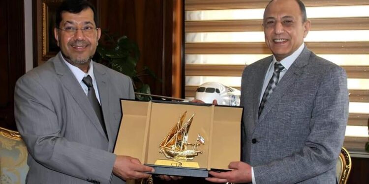 وزير الطيران يلتقى وفداً لمجلس أمناء كلية التكنولوجيا بالكويت