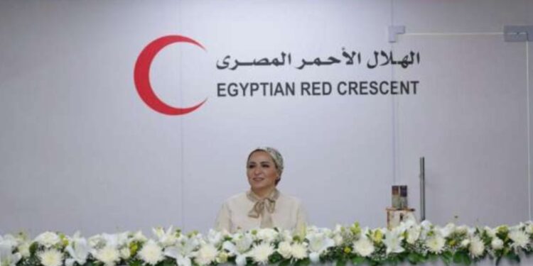 السيدة انتصار السيسي: سعدت بزيارة غرفة عمليات الهلال الأحمر